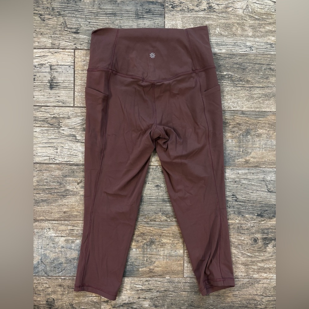 Athleta Sun Salutation Stash Capri Leggings size small